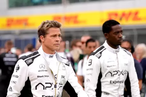 Brad Pitt (links) und Damson Idris während der Dreharbeiten im Fahrerlager. 