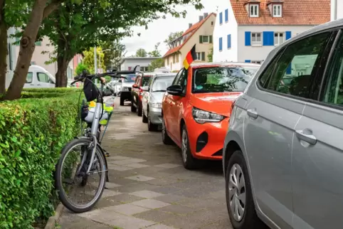 Gehwegparken: Wenn Autos (und Fahrräder) auf dem Gehweg abgestellt werden, kann es für Fußgänger oder Rollstühlfahrer eng werden