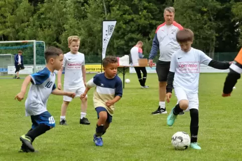 Die Fußballschule von Michael Jung (hinten rechts) feierte in Haschbach ihr fünfjähriges Bestehen. Dazu gehörte auch ein Kleinfe