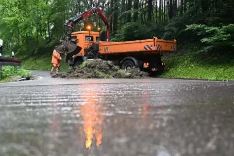 Starkregen wird immer häufiger zum Problem. Hier im Bild eine unterspülte Zufahrtsstraße. 