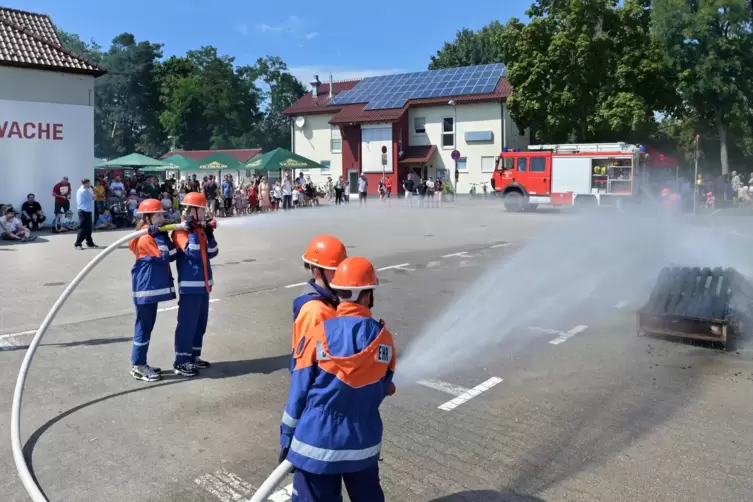 Vor dem Gerätehaus: Die Jugendfeuerwehr löscht beim Tag der offenen Tür einen Brand. 