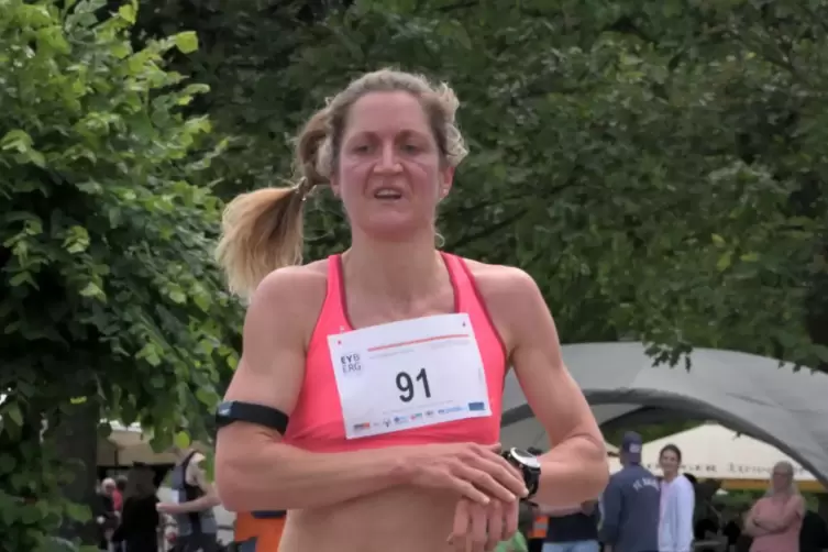 Damensiegerin Natascha Hartl beim Zieleinlauf. 