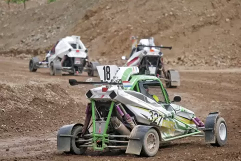 Mitten durch einen ehemaligen Steinbruch führten die 19 Rennen beim Auto-Cross – hier der vierte Lauf der Cross-Cart-Seniorenkla