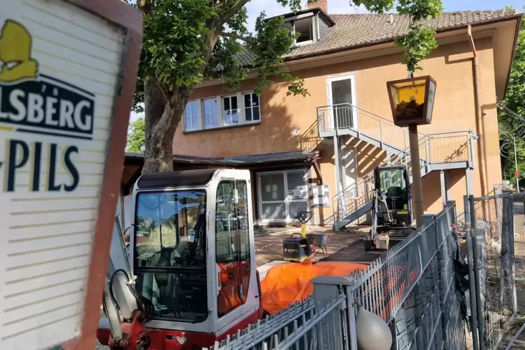 Auf dem Vorplatz des ehemaligen Lokals (Brunhildenstraße 5 in West) laufen noch Umbauarbeiten.