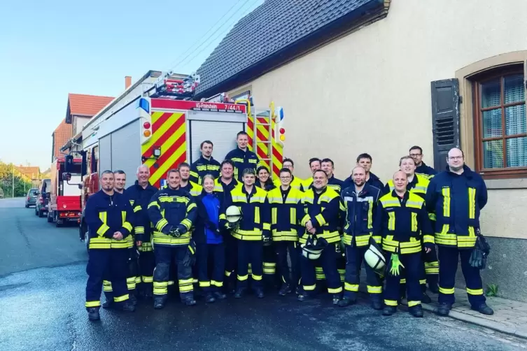 Starke Truppe: Teamkapitän Frank Grieger (Fünfter von rechts) sammelt die Tipps der Mannschaft. Besonders gut tippt Silke Messer