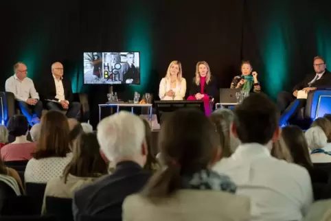 Die Podiumsdiskussion zu Hugo Ball in der Alten Post. 