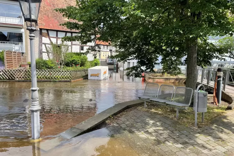 Überschwemmungen in Ortsgemeinde durch extreme Wetterereignisse. 