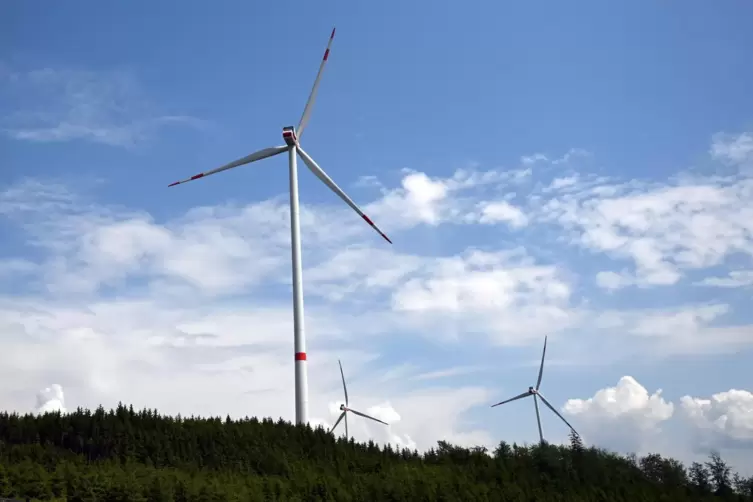 Die großen Teile der Windkraftanlagen müssen per Schwertransport gefahren werden.