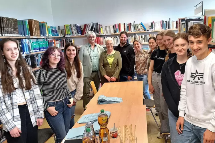 Der Wahlvorstand (v.l.): Charlotte Altherr, Paula Weber, Maya Bauer, Ralf Schäfer, Stephanie Burkhardt, Christian Becker-Woodard