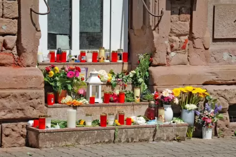 Am Haus der getöteten Frau wurden Blumen abgelegt.