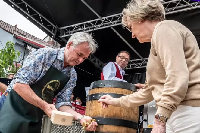 Peter Funck und Sissi Lattauer beim gemeinsamen Fassbieranstich auf der Kerwe. Wer hat wohl am Sonntag Grund zum Anstoßen?