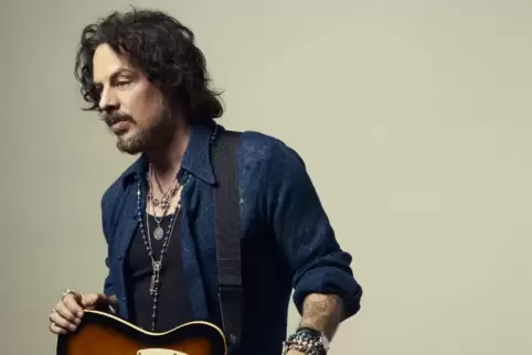 Richie Kotzen spielt mit seinem Trio in der Garage.