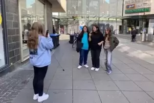 Schülerinnen der Goetheschule haben die Kaiserslauterner ihre Fragen zum Fachkräftemangel gestellt.