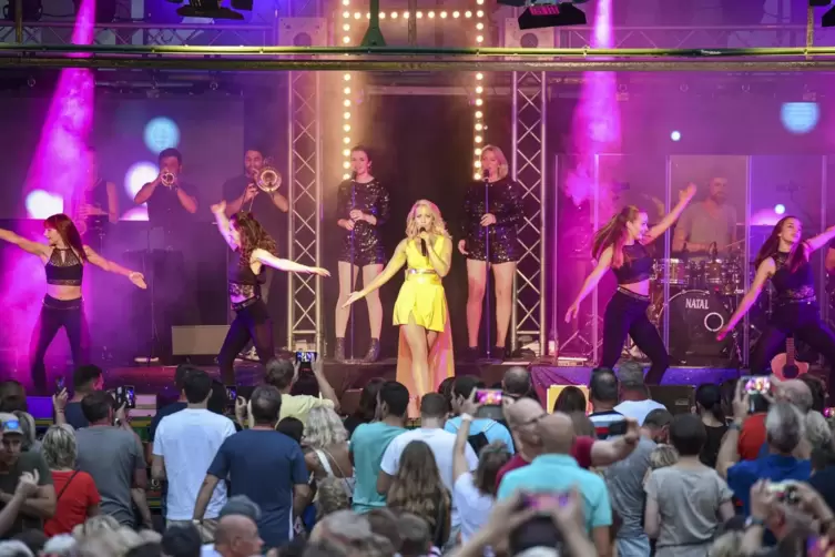 Auf das Helene-Fischer-Double, das 2019 auf der Bühne stand, folgt nun eine Tina-Turner-Cover-Band.