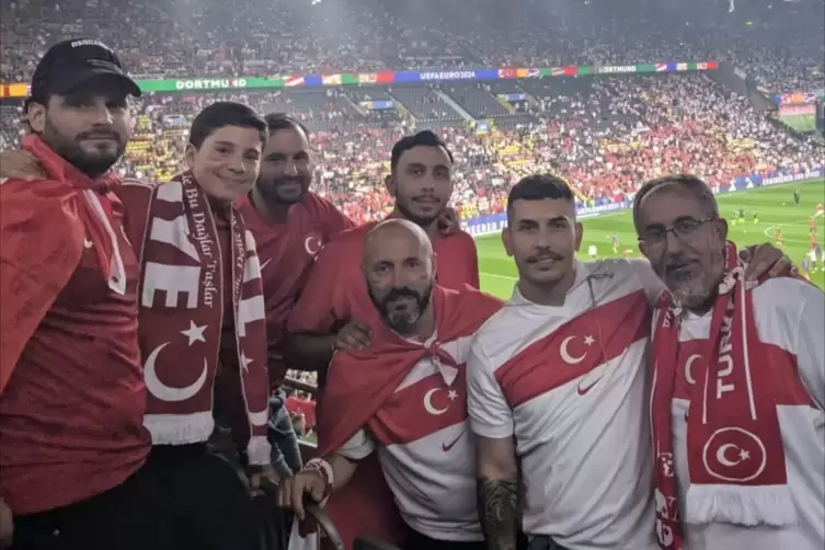 Die Gruppe im Dortmunder Stadion (von links): Safak Metin, Arda Özer, Mustafa Günay, Ali Tas (hinten), Akin Özer, Serkan Sendar 