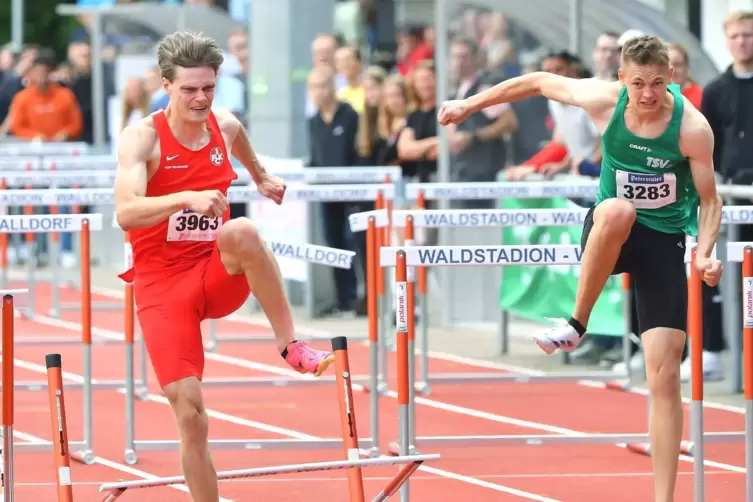 Gestolpere an der letzten Hürde im Finallauf, alle drei Sprinter straucheln. Rechts der spätere Sieger Lukas Kleinschrodt, links