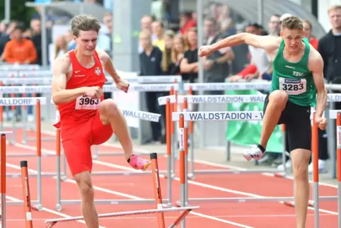 Gestolpere an der letzten Hürde im Finallauf, alle drei Sprinter straucheln. Rechts der spätere Sieger Lukas Kleinschrodt, links