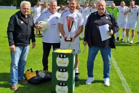 Die siegreiche Mannschaft des SV Enkenbach mit dem Kreisvorsitzenden Udo Schöneberger (links) und Spielleiter Klaus Karl (rechts