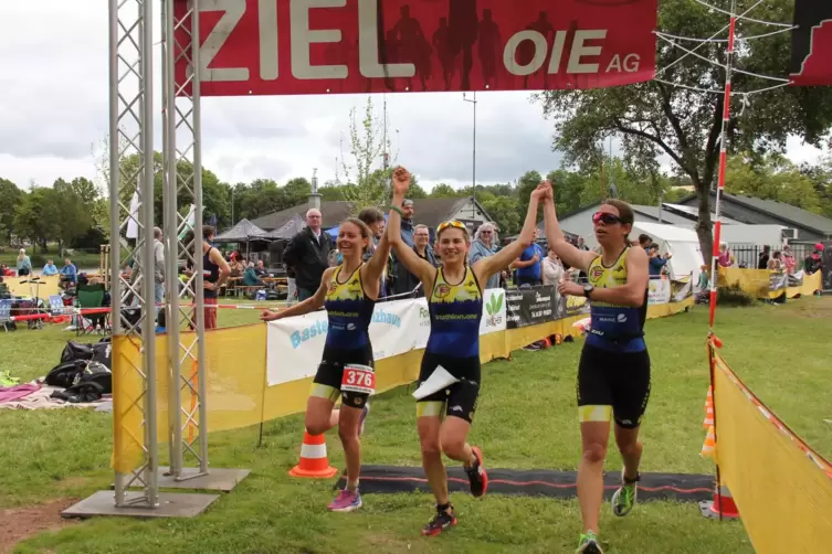 Ob beim Laufen oder Radfahren: Regionalliga-Teams müssen im Verbund unterwegs sein. Hier freut sich die Frauen-Mannschaft des TC