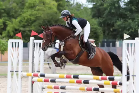 Samantha Theis vom RFV Zeiskam siegte 2023 mit ihrer Stute Chapy in Haßloch in der Zwei-Sterne-Klasse A. 