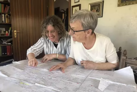 Susanna Arnold (links) aus Canberra sichtet mit Roswitha Kramny historische Unterlagen. 