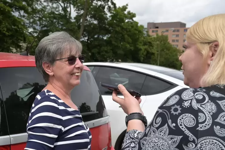 Käthe Kunz auf dem Parkplatz vor dem Pirmasenser Krankenhaus. 