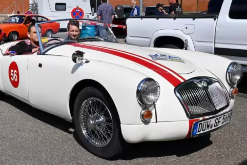 Lambrecht Classic 2023: Georg Fischer und Andreas Merkel aus Friedelsheim in einem MG A Roadster, Baujahr 1956. 