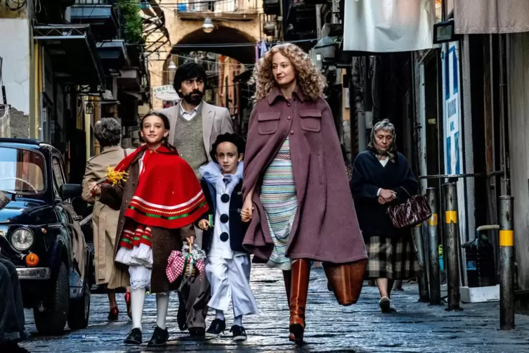 Trügerische Familienidylle beim Karneval: Luigi Lo Cascio und Alba Rohrwacher spielen im Kinofilm „Was uns hält“ die Eltern, Giu