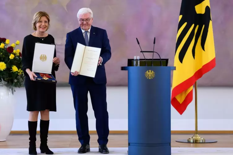 Bundespräsident Frank-Walter Steinmeier verlieh Malu Dreyer (SPD) im vorigen Jahr im Schloss Bellevue den Verdienstorden der Bun
