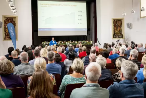 Großes Interesse in Otterstadt: Rund 150 Personen nehmen bei der Infoveranstaltung im Remigiushaus Platz. 
