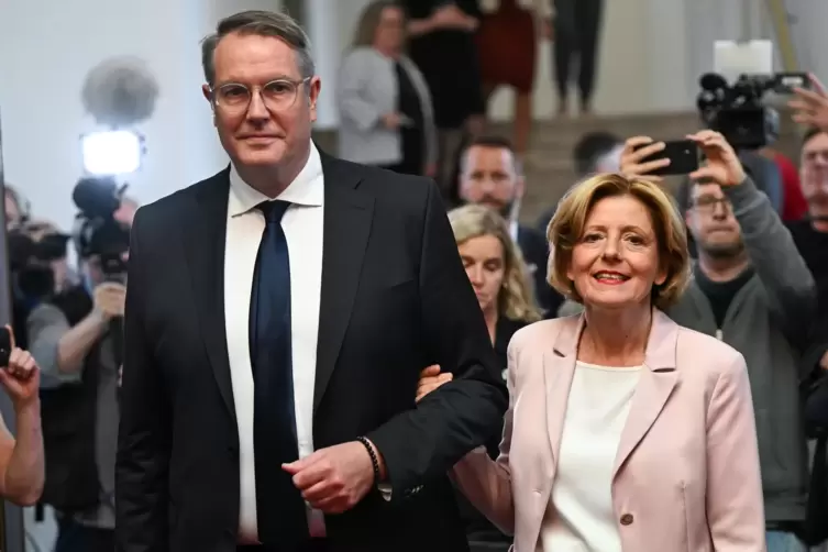 Am Arm ihres designierten Nachfolgers: Ministerpräsidentin Malu Dreyer kommt mit Alexander Schweitzer zu ihrer Rücktrittserkläru