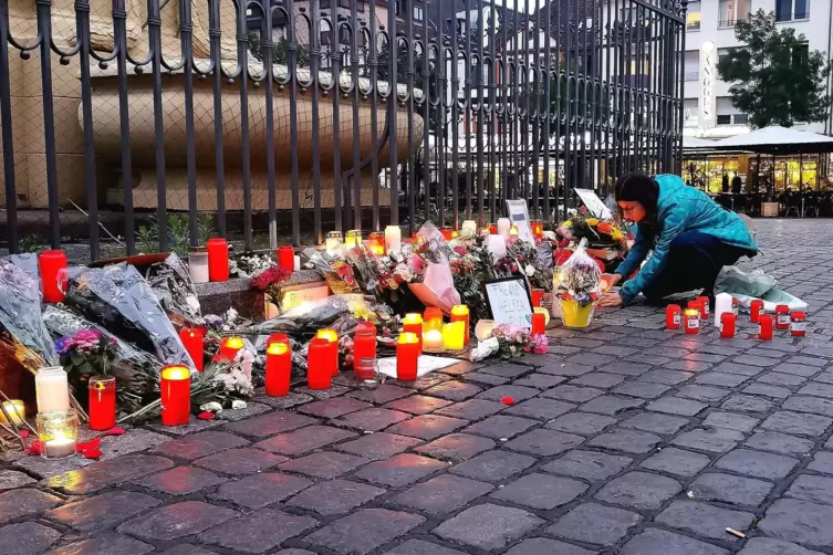 Blumen und Kerzen auf dem Mannheimer Marktplatz, dem Tatort.