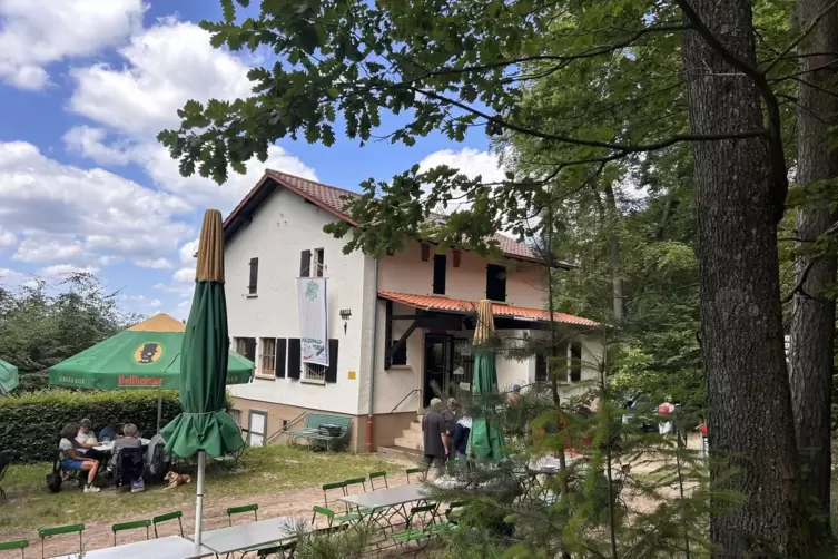 Das Hirzeckhaus liegt idyllisch im Pfälzerwald und wird von der PWV-Ortsgruppe Bad Bergzabern betrieben. 