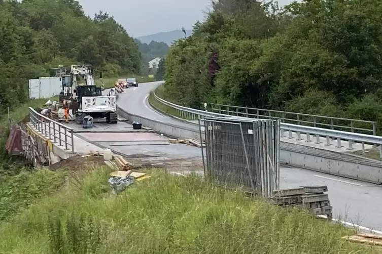 Trotz Regens wurde am Mittwoch weiter an der B48-Brücke bei Rockenhausen gearbeitet. Mitte Juli soll die Sanierung abgeschlossen