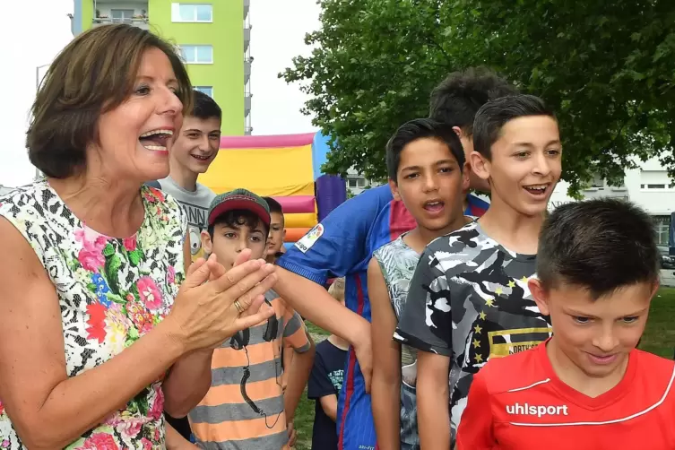 2017: Stadtfest in Branchweiler. Malu Dreyer eröffnet mit großem Spaß eine Schatzsuche in einem Sandkasten.