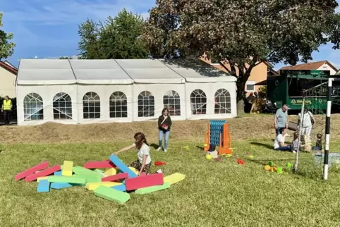 Neben dem Festzelt gab es eine Spielwiese für Kinder.