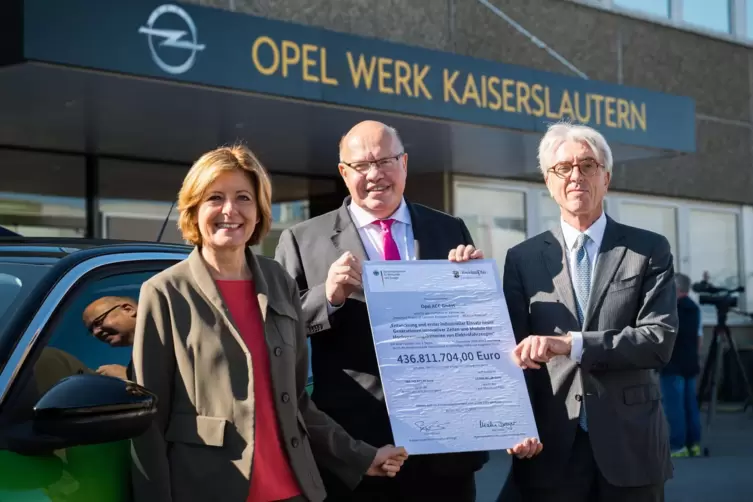 September 2021, auf dem Opel-Gelände in Kaiserslautern. Ministerpräsidentin Malu Dreyer überreicht gemeinsam mit dem damaligen B