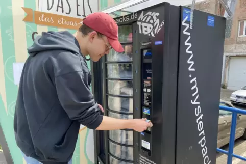 Was wohl drin sein wird? RHEINPFALZ-Volontär Moritz Vogt zieht sich ein Päckchen am Mystery-Automaten. 