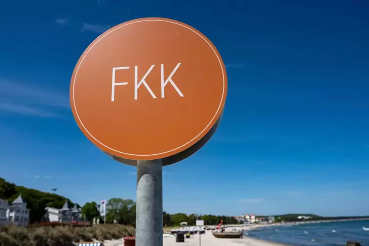 Ein Schild mit dem Schriftzug "FKK" auf Rügen