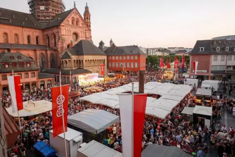 Auch am Dom ist sehr viel los: Nicht nur Mainzer mögen die Johannisnacht. 