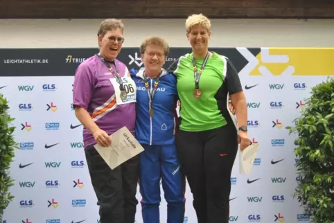 Die Siegerehrung nach dem Diskuswerfen (von links): Silke Stolt (LAZ Bruchköbel), Siegerin Michaela Eichhorn ( LG Region Landshu