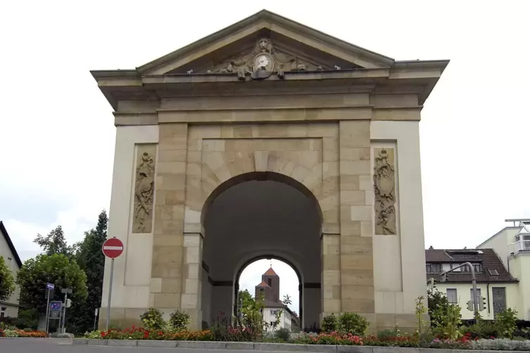 Das Wormser Tor, das während der Herrschaftszeit Carl Theodors entstand, ist eines der Ziele einer Themenführung des Altertumsve