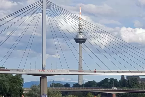 Der Fernmeldeturm aus den siebziger Jahren: ein Wahrzeichen der Stadt. 