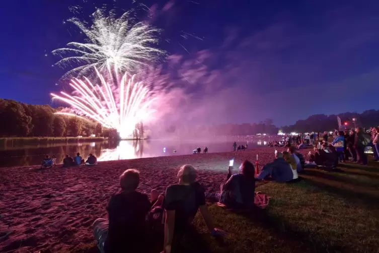 Stimmungsvolles Festfinale: Zum Schutz der nistenden Störche gibt es diesmal ein „geräuscharmes“ Feuerwerk. 