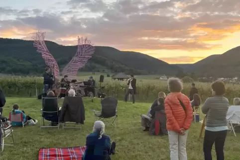 Stimmungsvoller Auftakt: Das erste „Klappstuhl-Event“ fand Ende Mai mit der Südpfälzer Band „Gretchens Pudel“ an der Skulptur „I