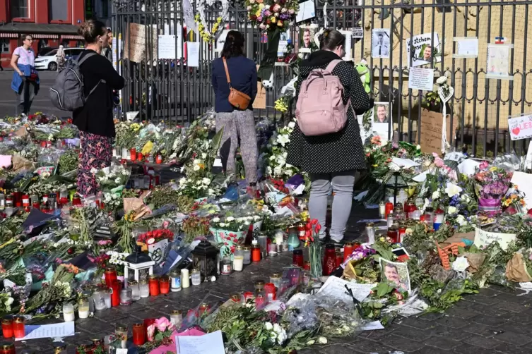 Tausende Menschen haben am Tatort Blumen und Kerzen niedergelegt.