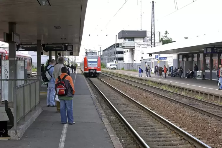 Die Züge mit Halt unter anderem in Grünstadt und Frankenthal fahren am Donnerstag und Freitag nur noch im Zweistundentakt.