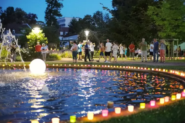 Beim Fest der 1000 Lichter werden die Konturen von Bauwerken und Gestaltungselementen mit Lämpchen nachgezeichnet. 