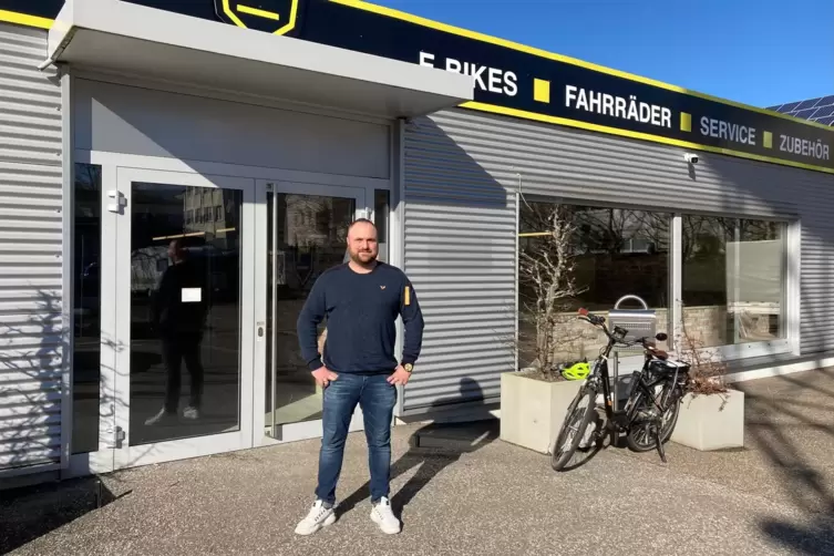 Geschäftsführer Fabian Dezius vor dem Fahrradladen in der Hillstraße. 2022 hatte das Geschäfts eröffnet und schließt nun wieder.