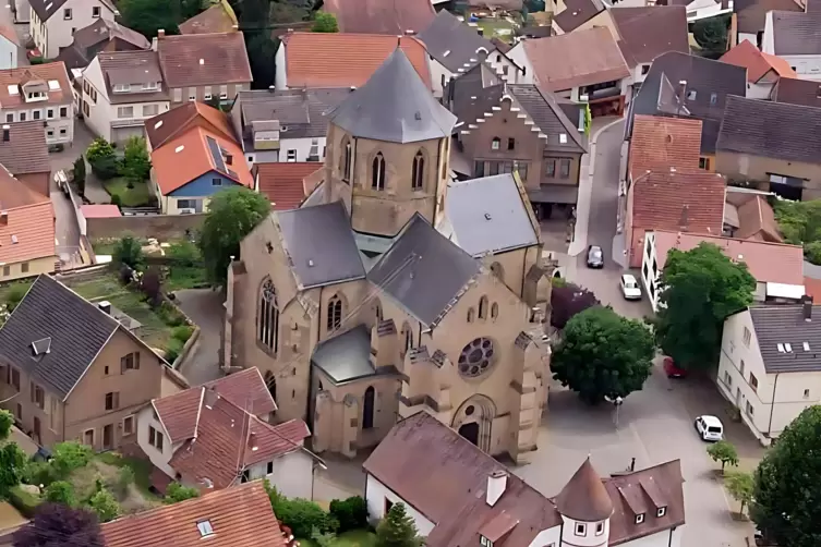 Ihre Zukunft steht in den Sternen: Die Abteikirche Offenbach-Hundheim wurde im 12. Jahrhundert erbaut und gilt als wertvoller ku